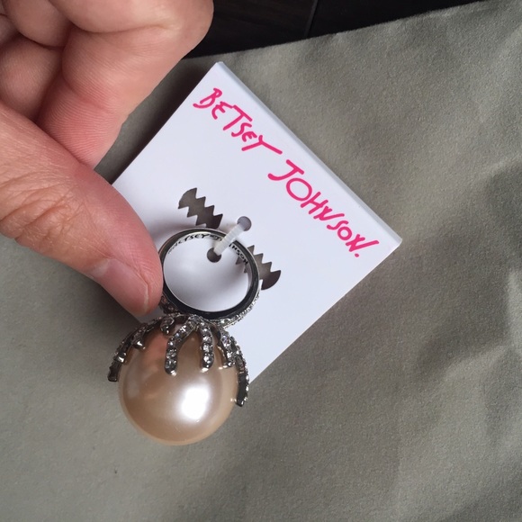 Betsey Johnson faux pearl ring. Size 7 - Picture 2 of 4